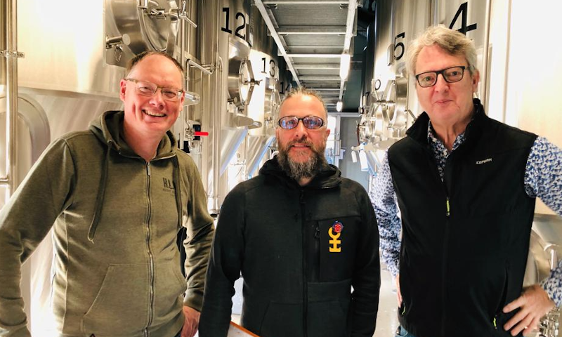 v.l.n.r. Raymond van der Laan, brouwer Pierre Yves en biersommelier Derek Walsh in Brouwerij Hoop